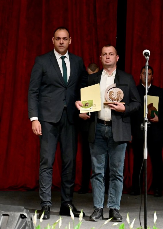 2. инж. Милен Бобонков и зам.-министър Стоян Тошев.jpg